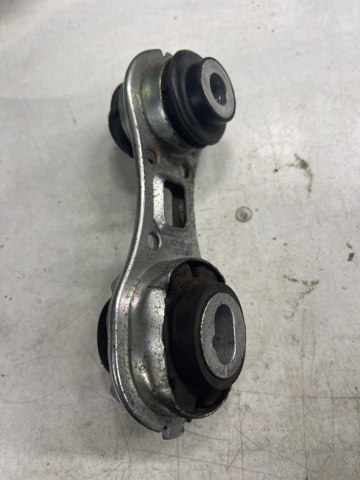 Подушка (опора) двигуна, права верхня 8200272424 RENAULT