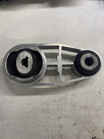 Подушка (опора) двигуна, нижня 8200777542 RENAULT
