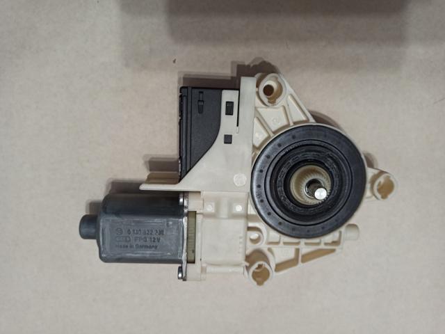 Моторчик склопідйомника двері задніх, правих 827300001R RENAULT