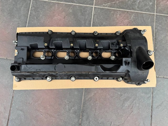 Кришка клапанна, ліва LR010784 LAND ROVER