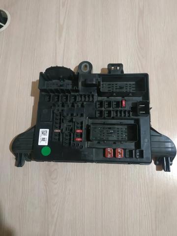 Корпус запобіжників 13277321 OPEL