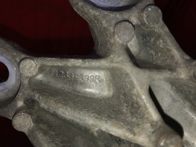 Кронштейн подушки (опори) двигуна, лівої 112332399R RENAULT