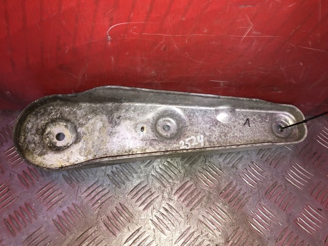Кронштейн задньої балки 33326775873 BMW