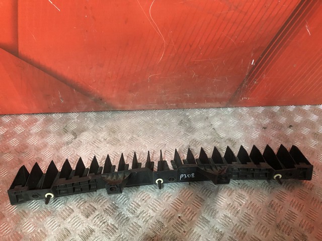 Кронштейн бампера заднього, центральний 9800981980 PEUGEOT