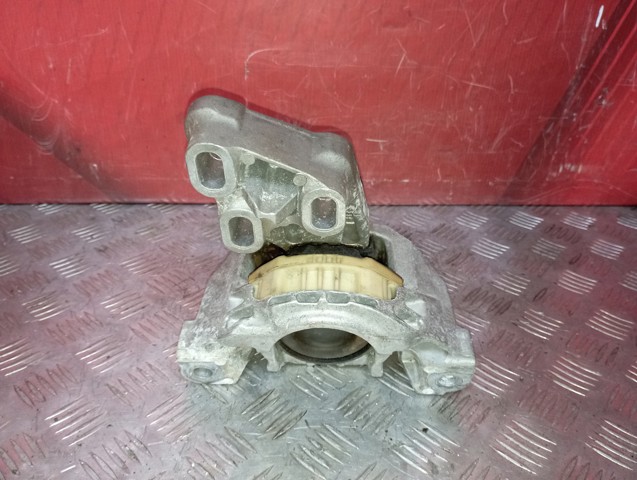 Ліва подушка двигуна A2462400217 MERCEDES