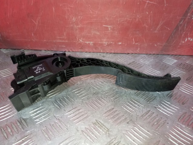 Підаль газу A2463001404 MERCEDES