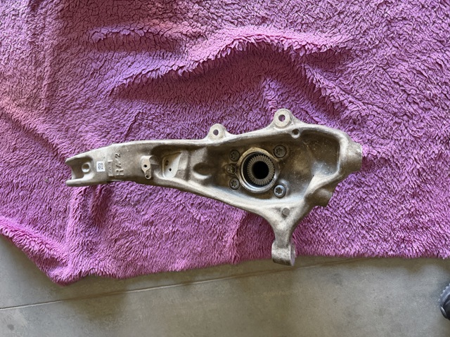 Цапфа поворотного кулака 31216876656 BMW