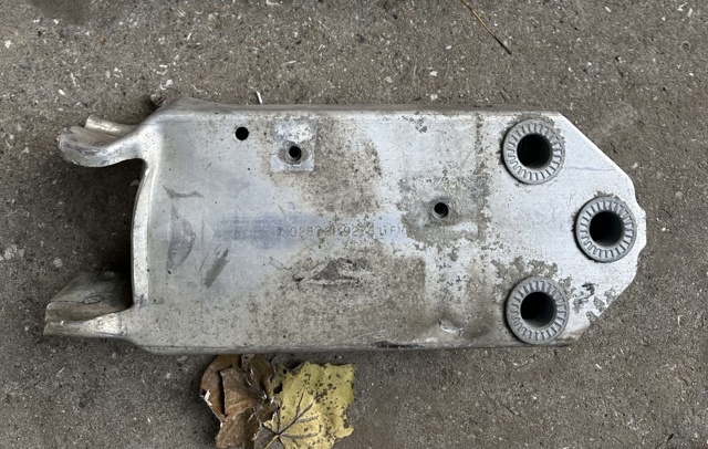 Ліве кріплення переднього бампера 7158893 BMW