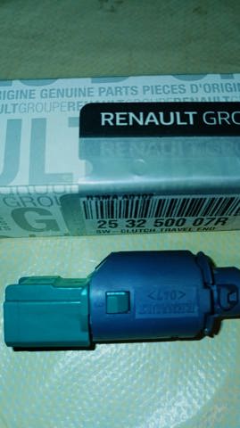 Датчик включення зчеплення 253250007R RENAULT