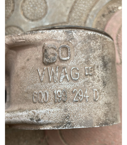 Важіль передньої підвіски верхній, правий 6Q0199294D VAG