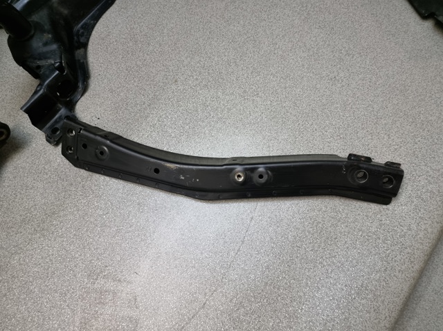Кронштейн передньої балки 5220F599 MITSUBISHI