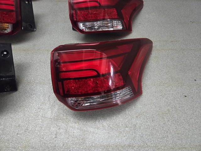 Фара задня права зовнішня 8330B178 MITSUBISHI