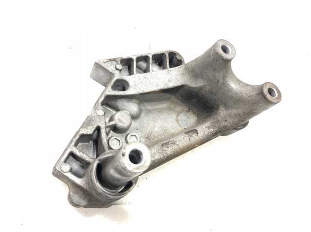 Кронштейн подушки (опори) двигуна, правої 04L199207 VAG