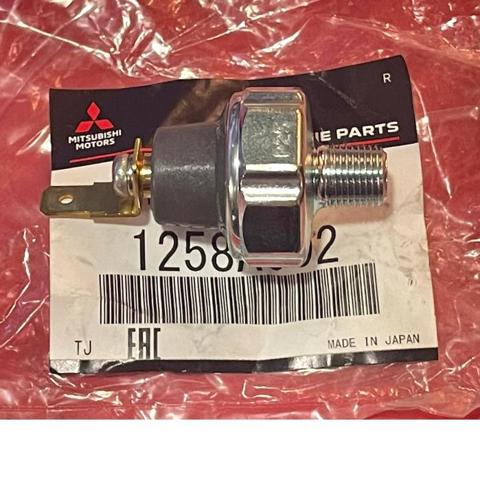 Датчик тиску масла двигуна 1258A002 MITSUBISHI