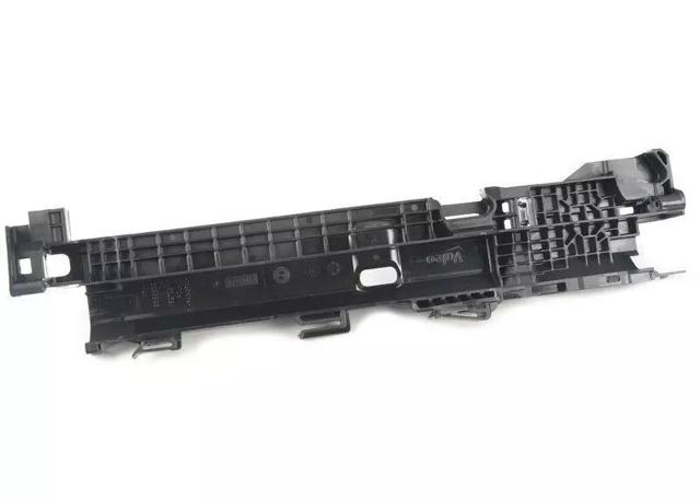 Кронштейн радіатора правий 17118666839 BMW