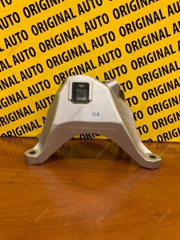 Кронштейн подушки (опори) двигуна, правої 22116870760 BMW