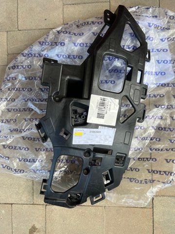 Кронштейн кріплення бампера переднього правий 31663669 VOLVO