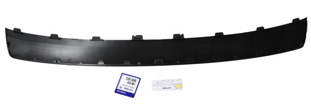 Нижня накладка на передній бампер 32273896 VOLVO