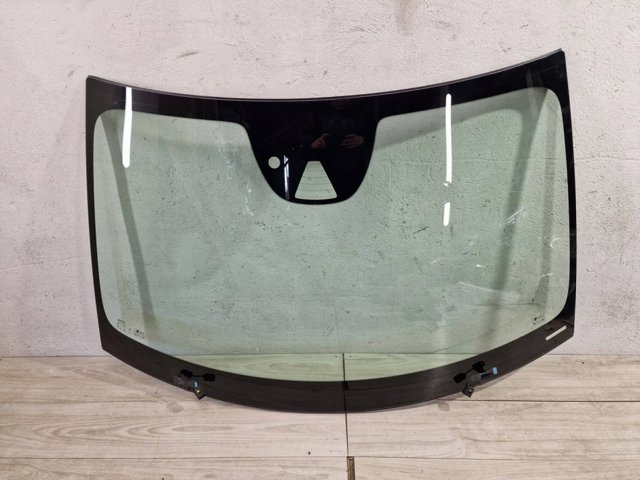 Переднє скло 32368787 VOLVO