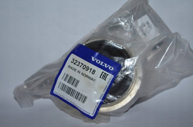 Сайлентблок нижнього переднього важеля 32370918 VOLVO