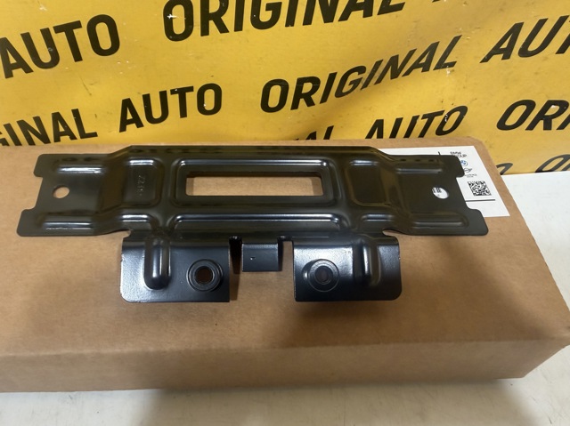 Кронштейн бампера переднього, центральний 51648494257 BMW