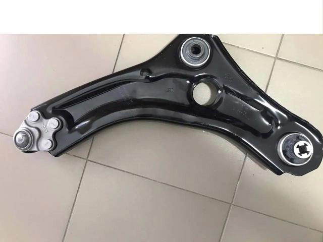 Правий важіль передній нижній підвіски 545042021R RENAULT