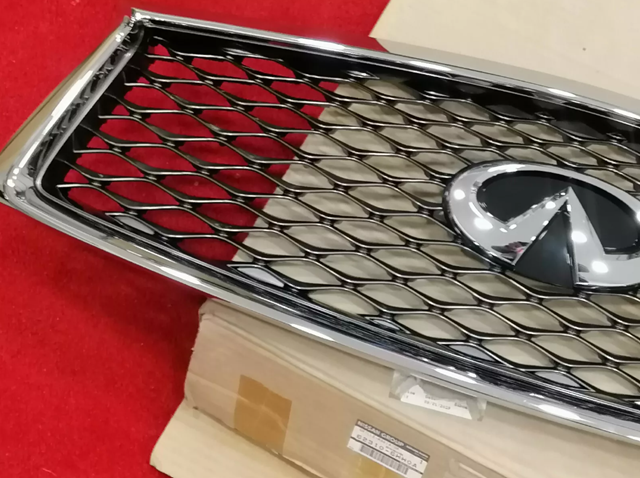 Решітка радіатора 623106HH0A NISSAN