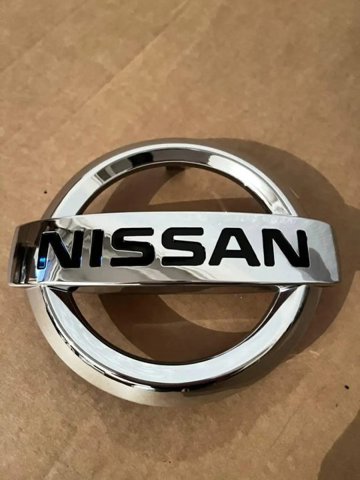 Емблема на решітку радіатора 628891JA0A NISSAN
