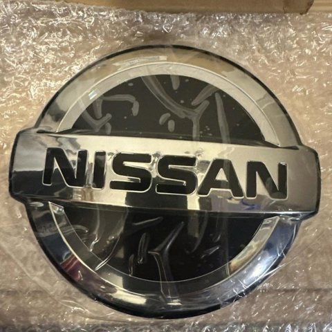 Емблема решітки радіатора 628906RA0A NISSAN