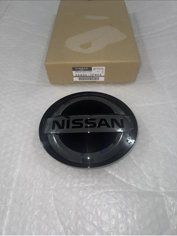 Емблема на решітку радіатора 628907FW0A NISSAN