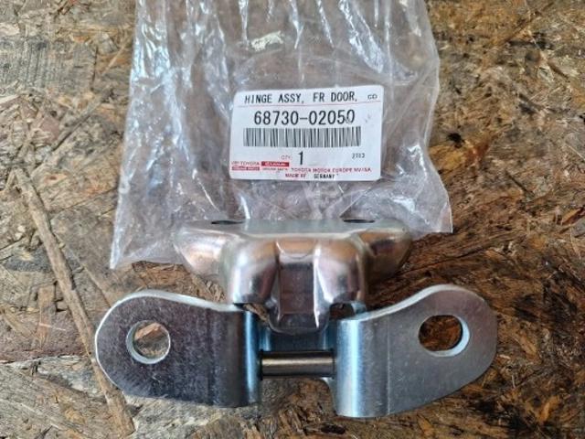 Петля передніх дверей права 6873002050 TOYOTA