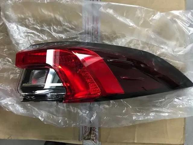 Задній правий зовнішній ліхтар 8155102D11 TOYOTA