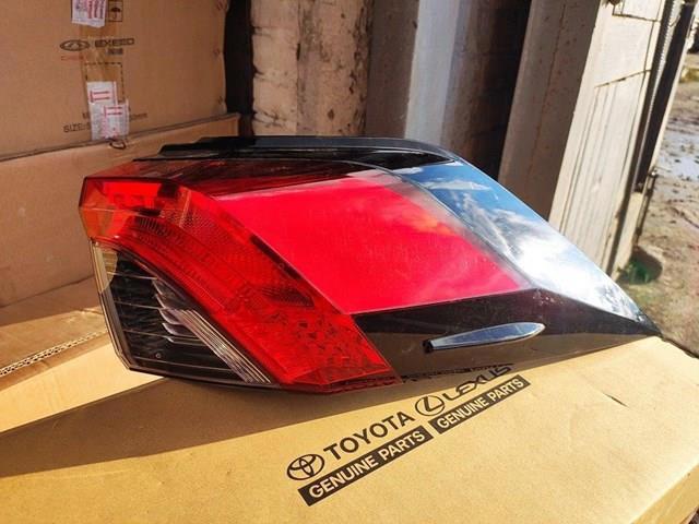 Задній правий зовнішній ліхтар 8155142230 TOYOTA