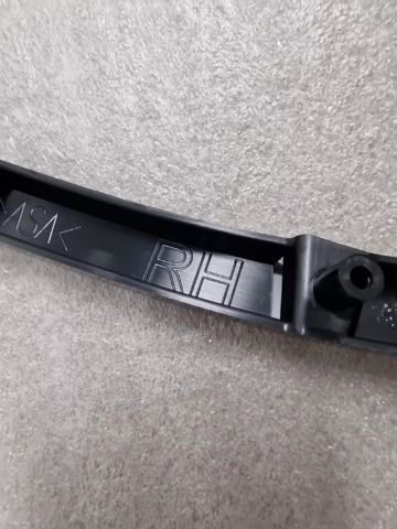 Накладка решітки радіатора права G46L50B41 MAZDA