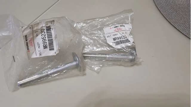 Болт кріплення заднього нижнього важеля, внутрішній MR995230 MITSUBISHI