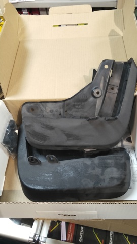 Комплект передніх бризковиків 4M8075111 VAG