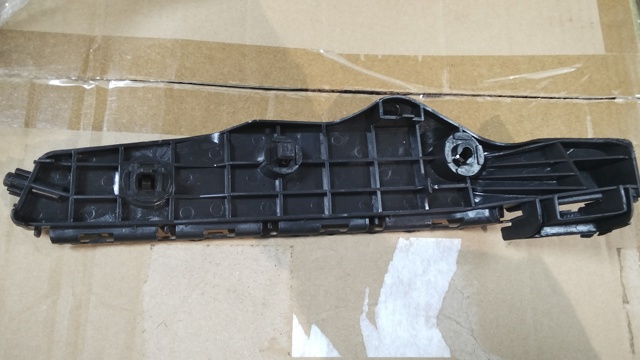 Кронштейн бампера переднього, зовнішній правий 5211560160 TOYOTA