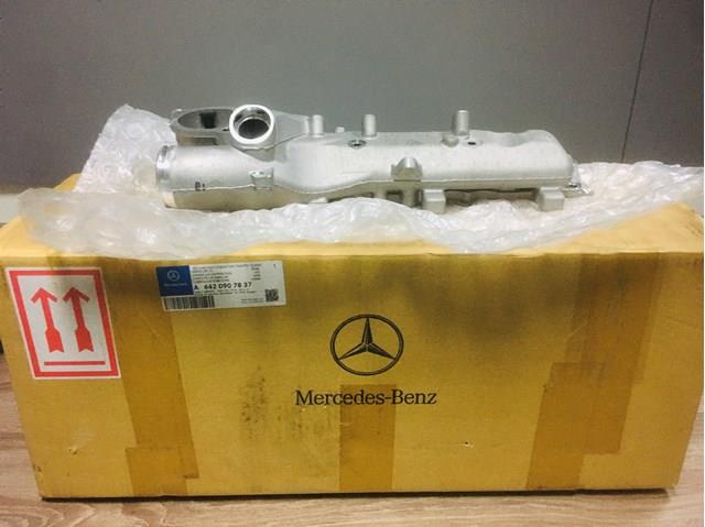 Колектор впускний, правий A6420907837 MERCEDES