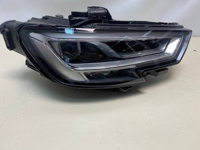 Фара передня права 8V0941774C VAG