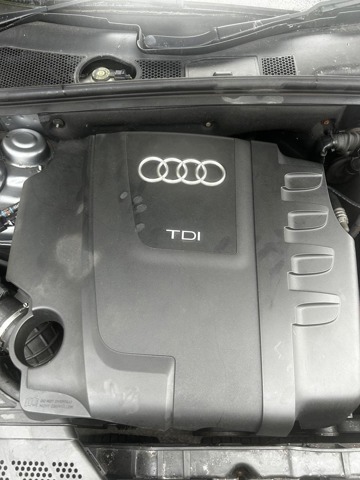 Кришка двигуна декоративна 03L103925 VAG