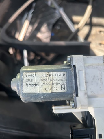 Привід ліфта задній 4L0959801B VAG