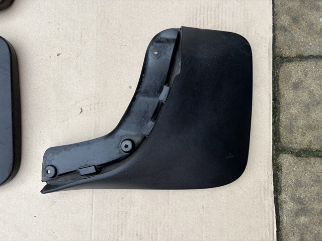 Комплект задніх бризковиків 4L0075101 VAG