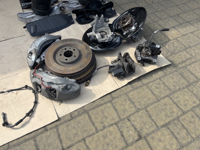 Цапфа ліва 4M0505431AK VAG