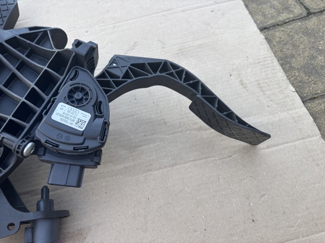 Підаль газу 8K1723523A VAG