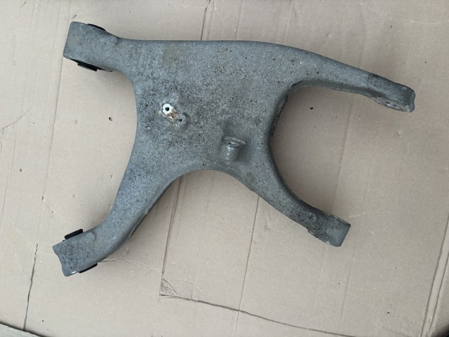 Балансир задній нижній, лівий 8R0505311F VAG