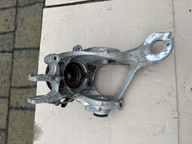 Цапфа поворотна ліва 8R0505435C VAG