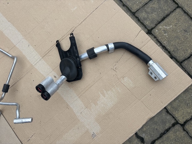 Трубопроводи 8R1260712F VAG