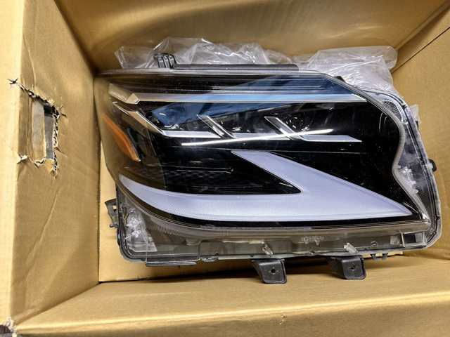 Фара правая 8114560Q10 TOYOTA