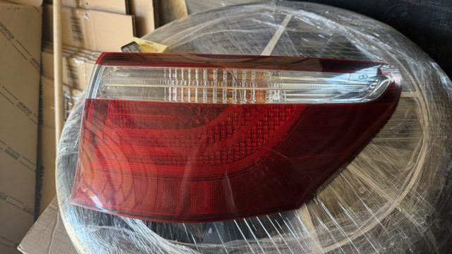 Фара задня права зовнішня 8155150160 TOYOTA