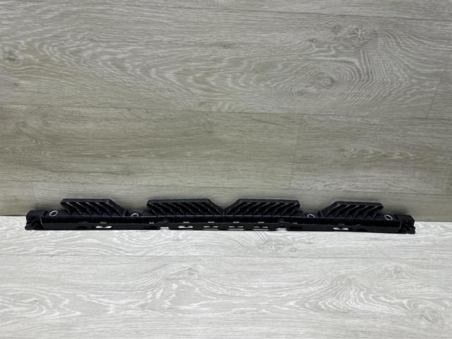 Кронштейн бампера переднього, центральний 2GA805705C VAG